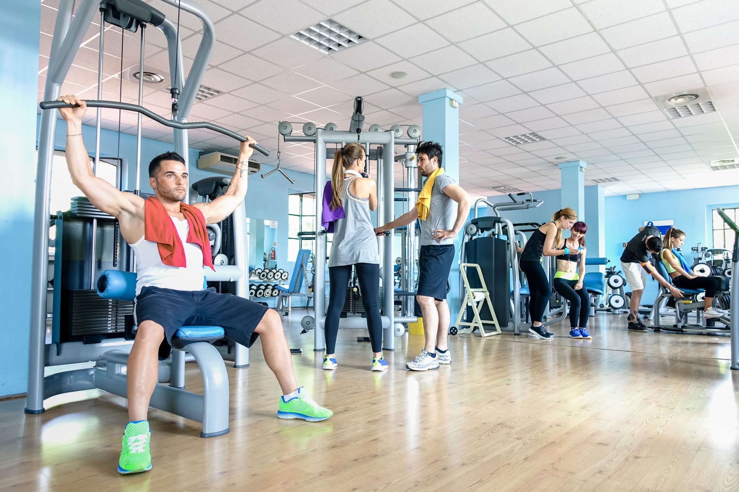 small-group-sportive-friends-gym-fitness-club-center (1)